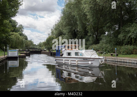 Kleiner Fluss Cruiser fährt ein Schloss am Fluss Avon in der Nähe von Stratford-upon-Avon, Warwickshire, England Großbritannien Stockfoto