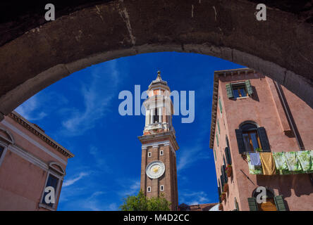 Kirche der Heiligen Apostel Christi barocke Glocke und Uhr Turm unter Wolken in Venedig, im 18. Jahrhundert, von alten Arch und gesehen Stockfoto