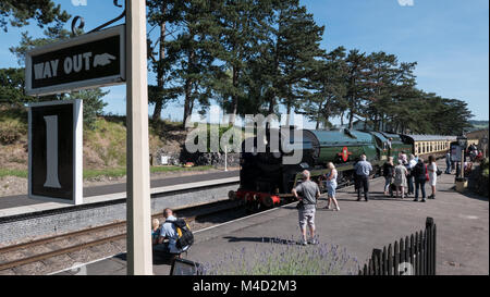 Dampfmaschine Handelsmarine Klasse 35006 Peninsular and Oriental SERIENNR. Co.at Cheltenham Racecourse Station, Gloucestershire und Warwickshire Steam Railway. Stockfoto