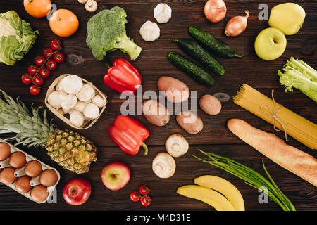 Satz von Gemüse und Früchten auf hölzernen Tisch Stockfoto