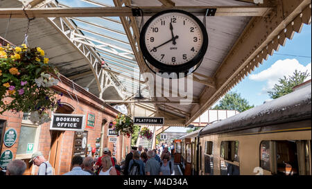 Station clock und Plattform in Toddington Bahnhof, der sich teilweise Gloucestershire und Warwickshire Steam Railway Heritage Line. Gloucestershire England UK. Stockfoto