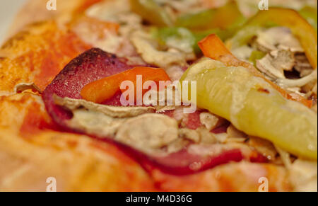 Nahaufnahme einer frisch gebackenen Pizza mit Salami, Paprika, Champignons und Käse Stockfoto