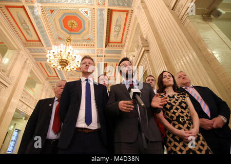 Spd und Labour Party (SDLP) leader Colum Eastwood zu den Medien in Stormont, Belfast, Montag, Feb 12th, 2018 spricht. Der britische Premierminister Theresa May und der irische Premierminister Leo Varadkar sind Belfast später für die Gespräche mit der stormont Parteien zu besuchen. Die Premierminister links ohne ein Abkommen übertragenen Regierung wiederherzustellen. Stockfoto