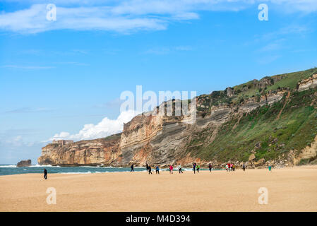 Strand in Nazare, eine Surf Paradise Town Stockfoto