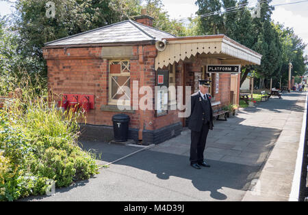 Die Station Master steht am Bahnsteig 2 in Toddington Bahnhof, der sich teilweise Gloucestershire und Warwickshire Steam Railway Heritage Line. England. UK. Stockfoto