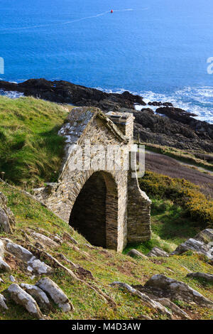 Königin Adelaides Grotte, Penlee Battery auf der Rame Head Halbinsel, Cornwall, England. Verwendet in der TV-Serie Delicious. Stockfoto