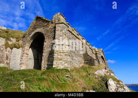 Königin Adelaides Grotte, Penlee Battery auf der Rame Head Halbinsel, Cornwall, England. Verwendet in der TV-Serie Delicious. Stockfoto