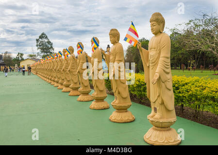 Mehrere Buddha Statuen in Sicht Bei der buddhistischen Tempel Stockfoto