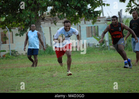 Fidschi Männer Rugby spielen, Rakiraki Spielfeld, Fidschi. Stockfoto