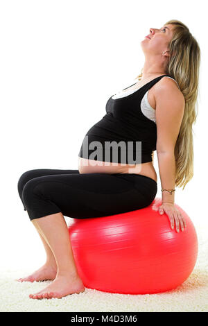 Schwangere Frau mit Gymnastikball Stockfoto