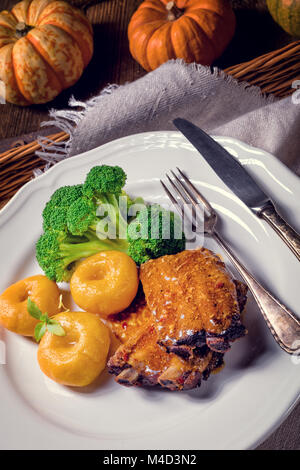 Knödel mit Kürbispüree und gegrillte Rippen Stockfoto