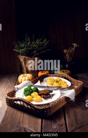 Knödel mit Kürbispüree und gegrillte Rippen Stockfoto