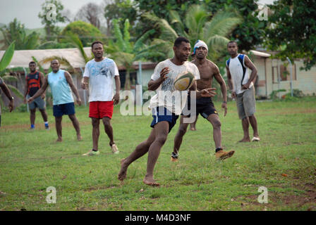 Fidschi Männer Rugby spielen, Rakiraki Spielfeld, Fidschi. Stockfoto