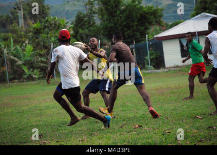 Fidschi Männer Rugby spielen, Rakiraki Spielfeld, Fidschi. Stockfoto