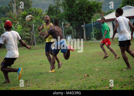 Fidschi Männer Rugby spielen, Rakiraki Spielfeld, Fidschi. Stockfoto