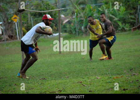 Fidschi Männer Rugby spielen, Rakiraki Spielfeld, Fidschi. Stockfoto