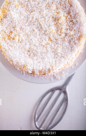 Ein Stück hausgemachter Kokos-Kuchen auf einem weißen Teller Stockfoto