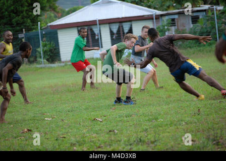 Fidschi Männer Rugby spielen, Rakiraki Spielfeld, Fidschi. Stockfoto