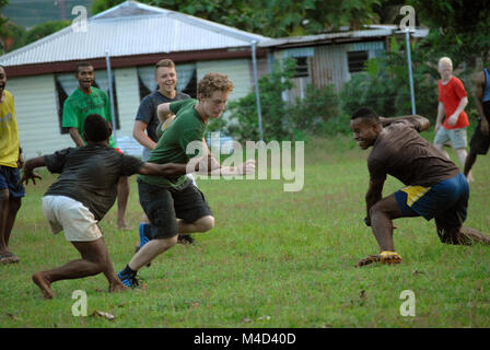 Fidschi Männer Rugby spielen, Rakiraki Spielfeld, Fidschi. Stockfoto