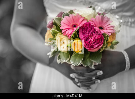 Braut hält einen Brautstrauß Stockfoto