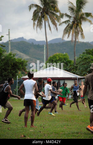 Fidschi Männer Rugby spielen, Rakiraki Spielfeld, Fidschi. Stockfoto