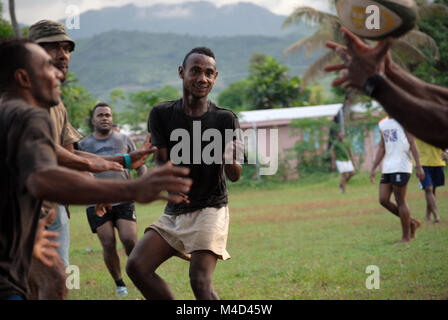 Fidschi Männer Rugby spielen, Rakiraki Spielfeld, Fidschi. Stockfoto