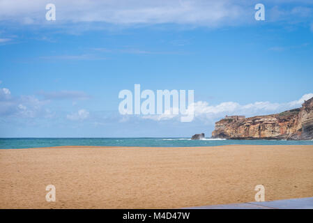 Strand in Nazare, eine Surf Paradise Town Stockfoto