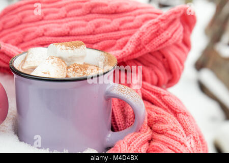 Heiße Schokolade mit Marshmallows in violett Cups Stockfoto