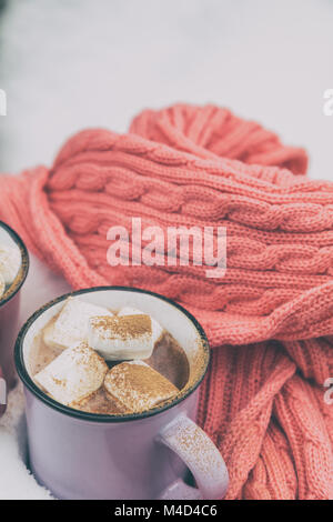 Heiße Schokolade mit Marshmallows in violett Cups Stockfoto