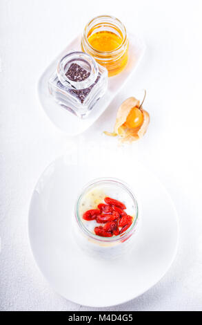 Joghurt mit Goji-Beeren, Chia-Samen und Honig Stockfoto