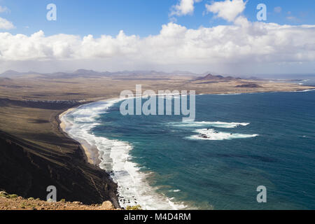La Caleta de Famara und Fire Mountain, Lanzarote Stockfoto