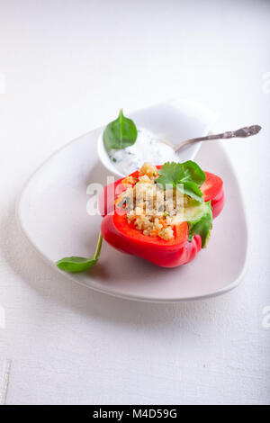 Gefüllter Paprika mit Quinoa und Gemüse gefüllt. Stockfoto