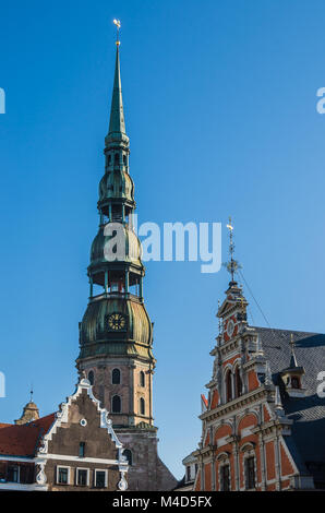 Blick auf den Kirchturm der St.-Petri Kirche in Riga Stockfoto