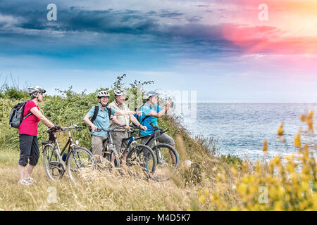 Urlauber mit einer Fahrradtour am Meer Stockfoto