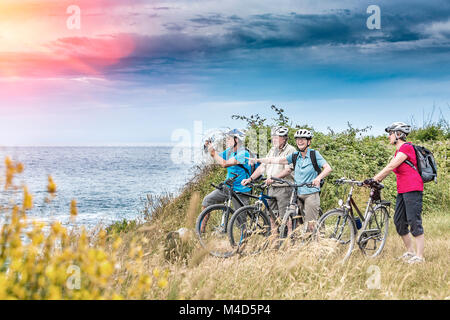 Urlauber mit einer Fahrradtour am Meer Stockfoto