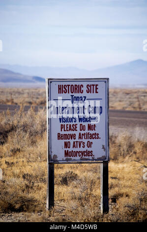 Eine Tafel, die Eingang zum historischen Denkmal topaz interment Camp in Central Utah. Stockfoto