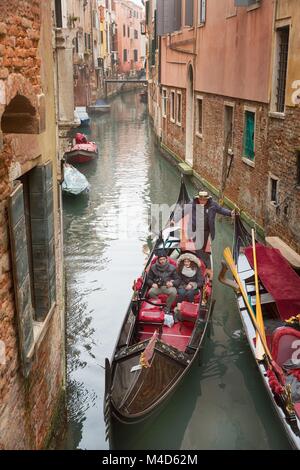 Gondeln und Kanäle in Venedig, Italien Stockfoto