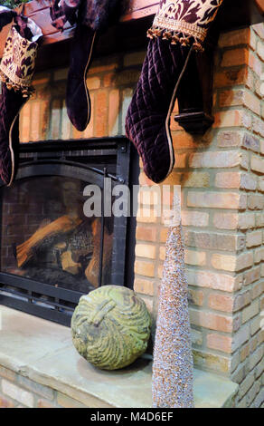 Braun Weihnachten Strümpfe auf einem Mantel über einem gemauerten Kamin hing. Stockfoto
