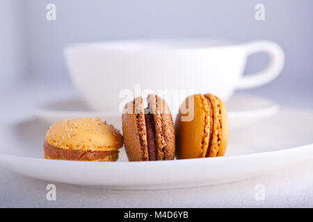 Französische Macarons Mandelgebäck mit einer Tasse Tee Stockfoto