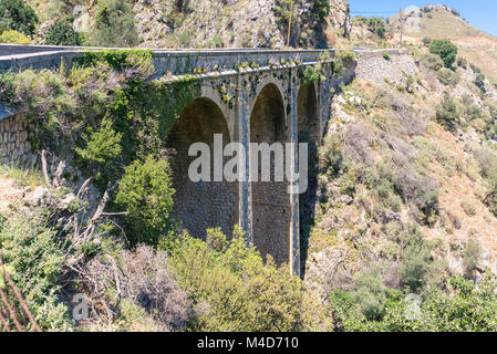 Steinerne Brücke auf dem Weg nach Rethymnon auf Kreta Stockfoto