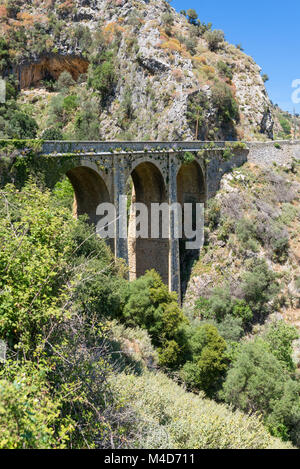 Steinerne Brücke auf dem Weg nach Rethymnon auf Kreta Stockfoto