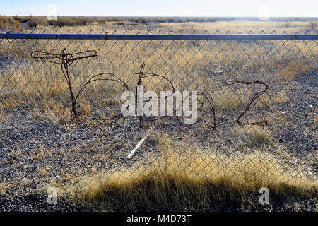 Topaz interment Camp von Kabel auf einem Zaun in der Nähe ein Denkmal im Zentrum von Utah abgebildet. Stockfoto