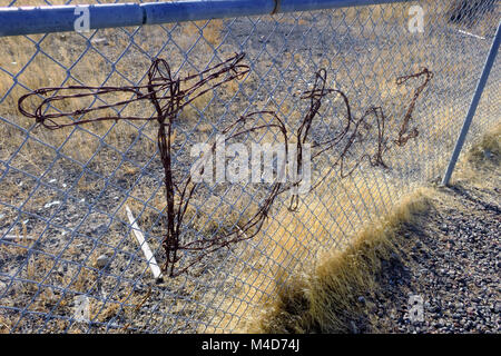 Topaz interment Camp von Kabel auf einem Zaun in der Nähe ein Denkmal im Zentrum von Utah abgebildet. Stockfoto