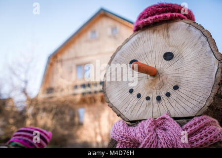 Holz Schneemann mit rosa Hut Stockfoto