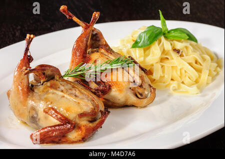 Kochen oder gebratene Wachtel mit Kräutern und tagliatelle Stockfoto