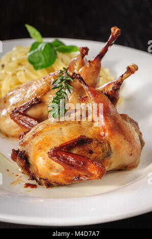Kochen oder gebratene Wachtel mit Kräutern und tagliatelle Stockfoto