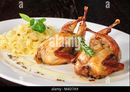 Kochen oder gebratene Wachtel mit Kräutern und tagliatelle Stockfoto