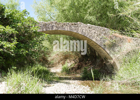 Brücke auf dem Weg zum Dorf Laloumas auf Kreta Stockfoto