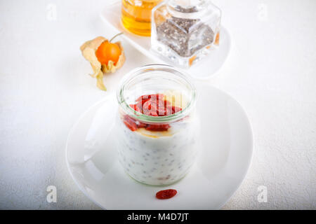 Joghurt mit Goji-Beeren, Chia-Samen und Honig Stockfoto