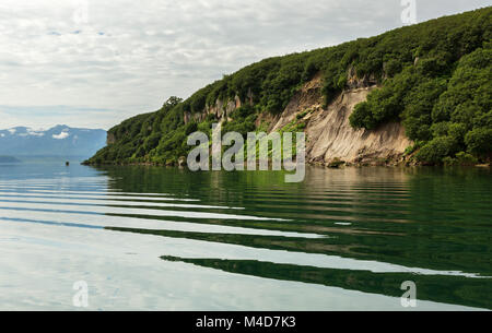 Schöne Küste der Kurilen See spiegelt sich im Wasser. Stockfoto